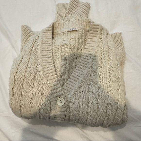 COPY - Brandy Melville sweater - Picture 3 of 3